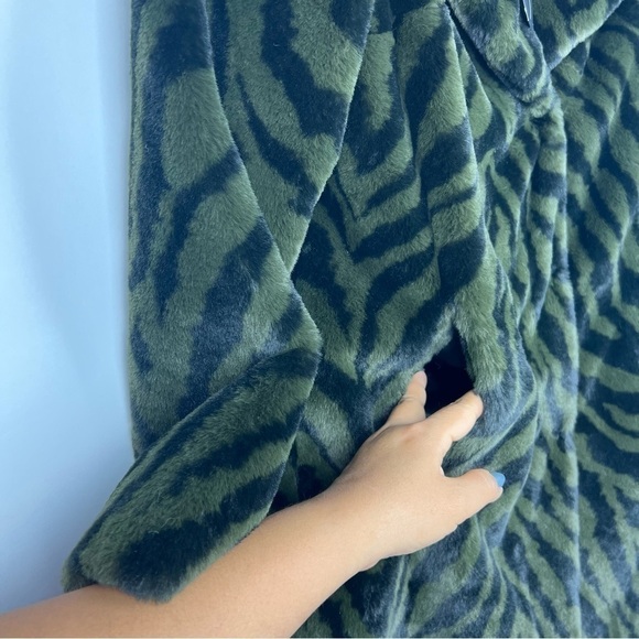 NWT - Regal, Faux Fur Printed Rabbit Long Coat. Size: XS. - Picture 7 of 12